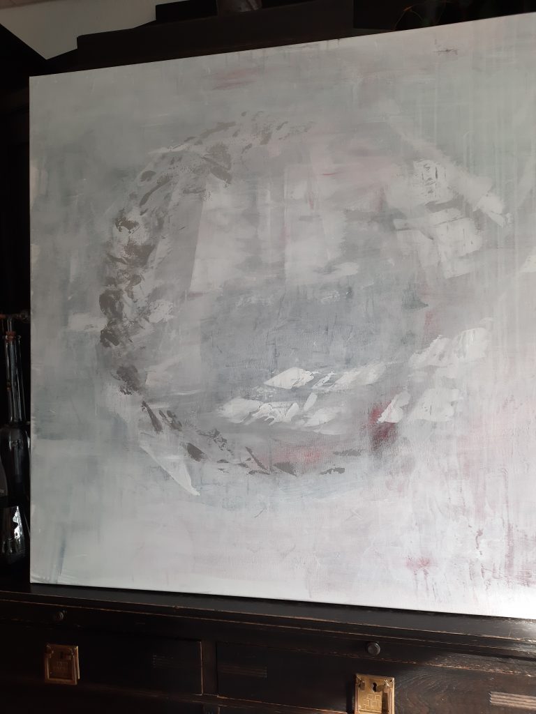 Ein abstraktes Acrylbild in 100 x100 cm. Das Bild zeigt Grau- und Rottöne und weiße Strukturen