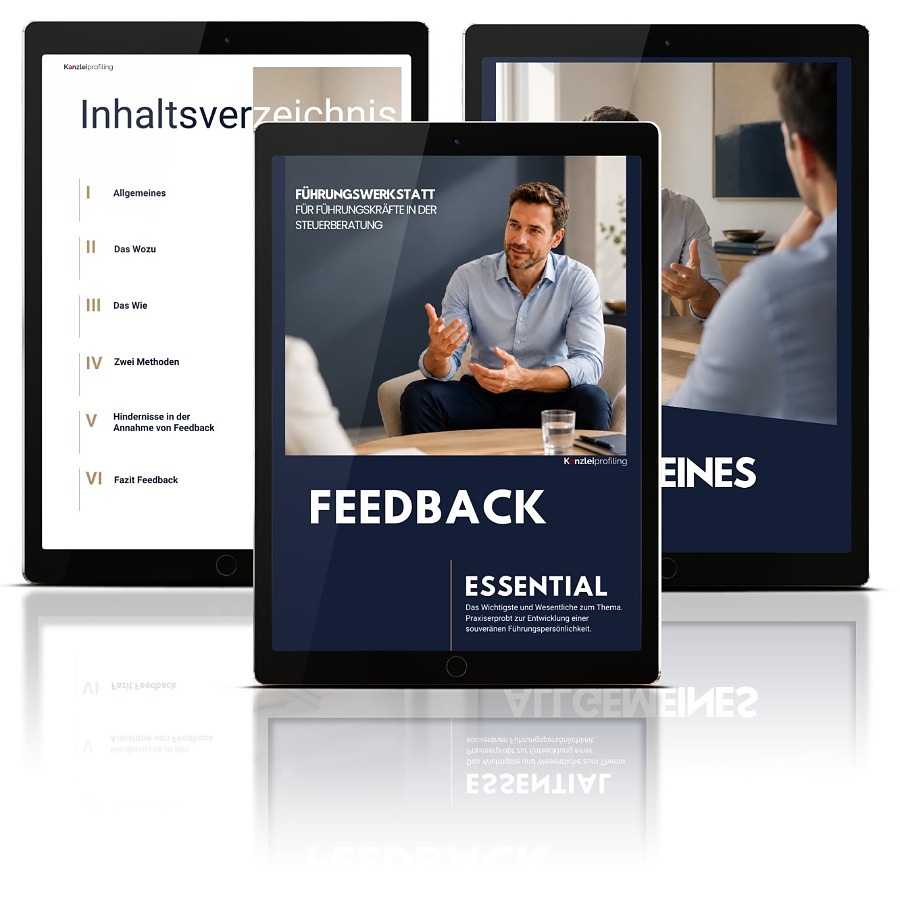 Zwei Männer im Feedbackgespräch in einem modernen Besprechungsraum – Cover des Essentials Feedback von Kanzleiprofiling